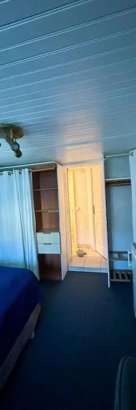 Fully equipped independent room! Chambre indépendante équipée !，位于勒布朗-梅尼尔的酒店