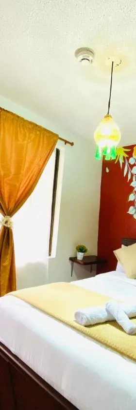 Habitaciónes Matrimoniales en Baños de Agua Santa con baño privado，位于巴尼奥斯的酒店