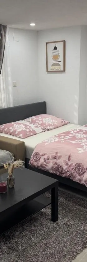 Schönes Apartment am Berg, am See，位于瓦伦施塔特的酒店