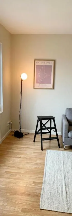 Amazing studio next to the train station，位于耶尔文佩的酒店