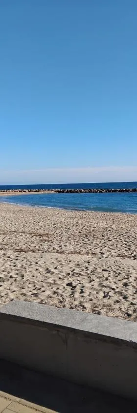 Cambrils Beach，位于坎布里尔斯的酒店