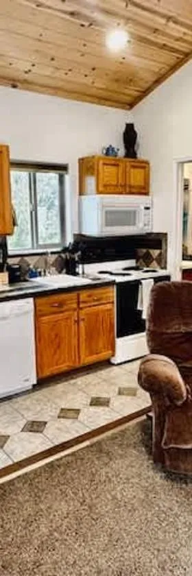 Yosemite Woods Duplex in Yosemite-Upper Unit，位于西优胜美地的酒店
