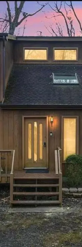 Cozy Cabin at Poconos With Hot Tub and Fire Pit，位于东斯特劳兹堡的酒店