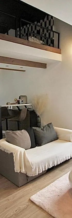 Pied à terre - Mezzanine studio - Private parking，位于伊格涅的酒店