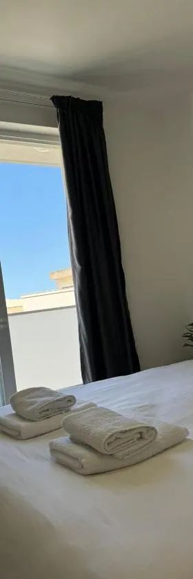 Spacious New 1 Bed with Balcony，位于卡瓦拉的酒店