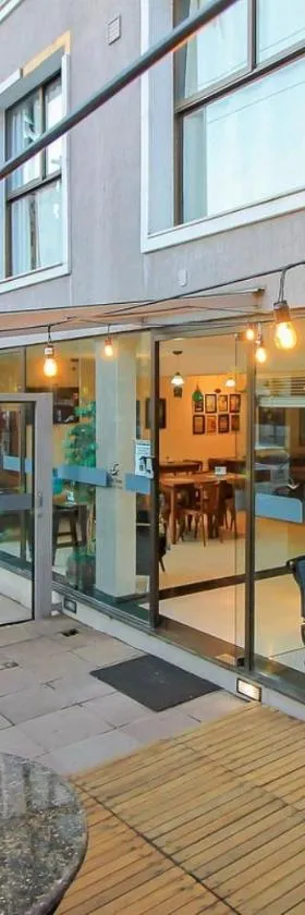 Coral Express, prox ao Beira Rio ,Shopping Praia de Belas Embarcadeiro，位于阿雷格里港的酒店