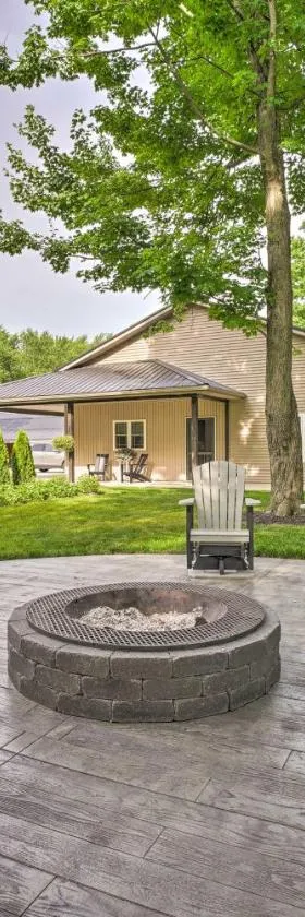 Shipshewana Guest House with Fire Pit!，位于西普谢瓦纳的酒店