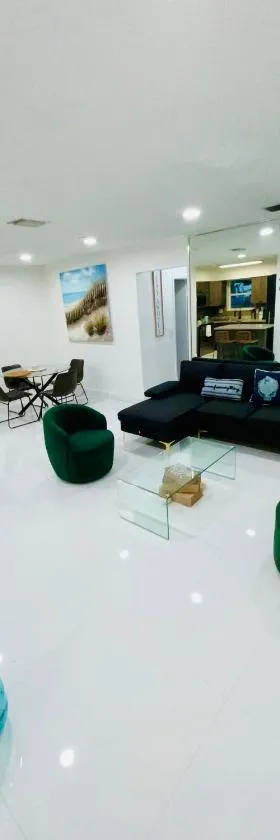 Cozy Comfy House，位于彭布罗克派恩斯的酒店