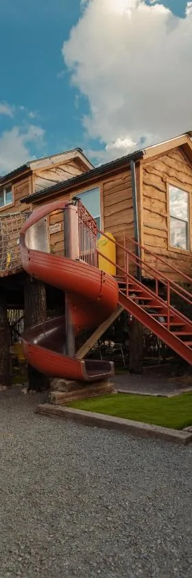 Crows Nest Treehouse At El Mstico Ranch，位于Nogal的酒店