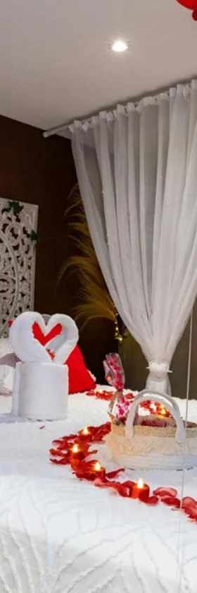 Une Clé Pour Deux - Chambre romantique avec Patio & Spa privatifs，位于屈热莱潘的酒店