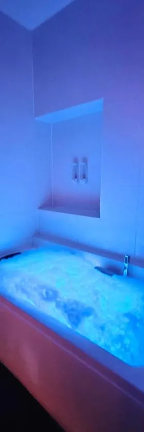 L'évasion Relax Châtel Guyon avec jacuzzi privé，位于沙泰勒吉永的酒店