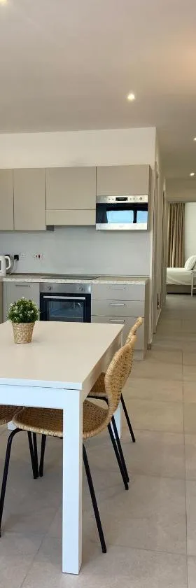 Swieqi Malaika New Penthouse 10，位于Is-Swieqi的酒店