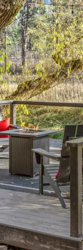 Quiet Waterfront Cottage on the Little Spokane River，位于Colbert的酒店