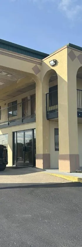 Econo Lodge Inn & Suites Southeast，位于拉沃尼的酒店