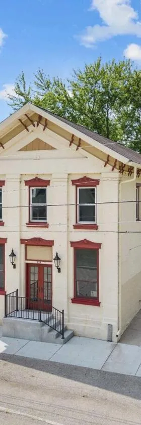 Charming Cottage on the Mississipi River，位于Pleasant Valley的酒店