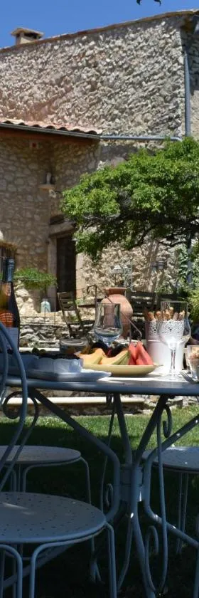 Le Domaine de Piedmoure, Gîtes et chambres, piscine, terrasses privatives，位于萨路特德沃克吕兹的酒店