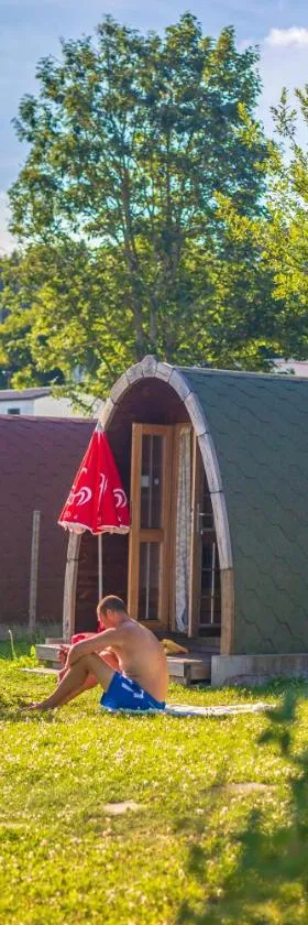 Camping Le Pommier Rustique，位于Yvoir的酒店