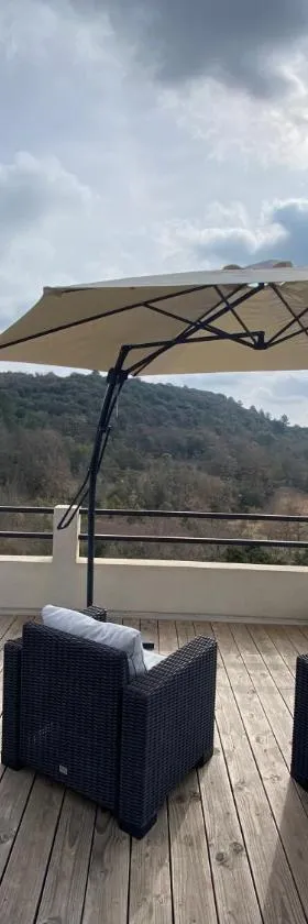 Studio au calme, grande terrasse avec vue vallée，位于Ginasservis的酒店
