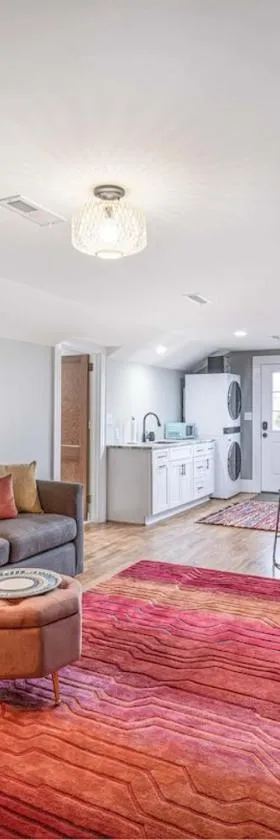 All New Main Street Charming Retro & Stylish Mid-Century Apartment Minutes to Downtown Albemarle，位于Albemarle的酒店