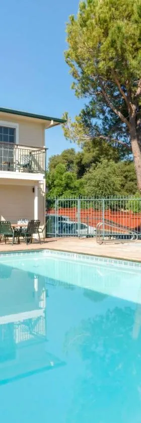Best Western Cedar Inn & Suites，位于天使营的酒店