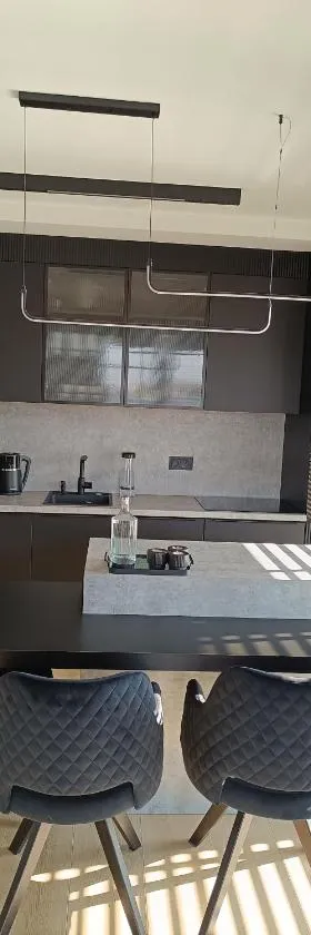 Black Bella Apartament Kielce, Widok na Telegraf, Garaż, Klimatyzacja, Lustra w sypialni，位于凯尔采的酒店