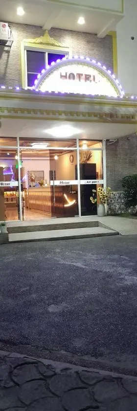 Airport Hotel Clark，位于安吉利斯的酒店