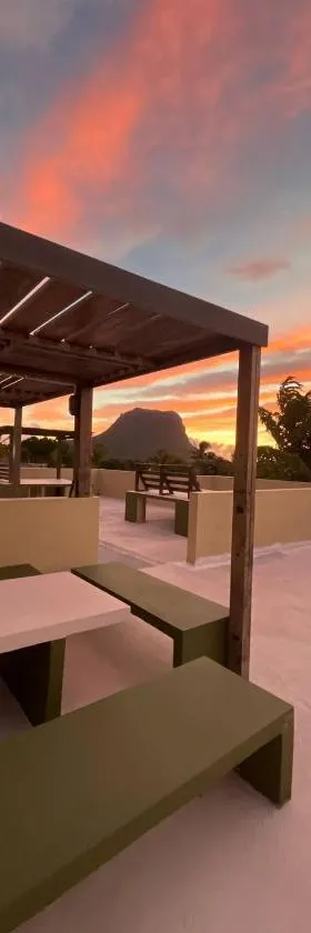 Loukaz -entire Rental Units W Panoramic Rooftop，位于Coteau Raffin的酒店