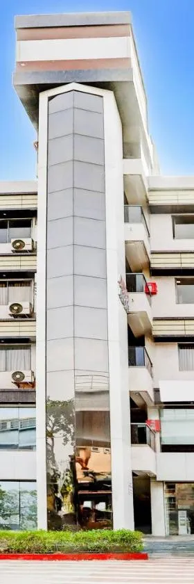 Super Townhouse Prahladnagar，位于Sarkhej的酒店