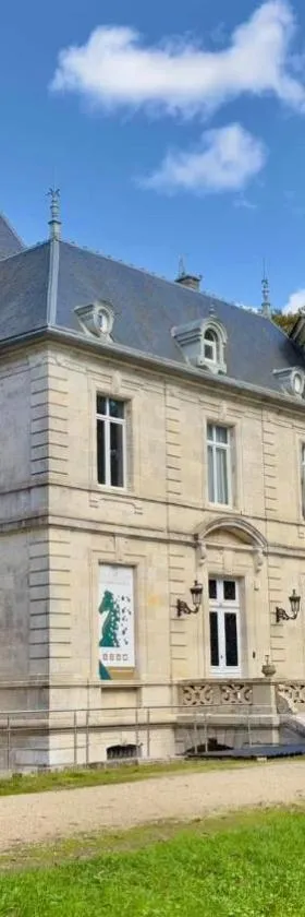 Château de Lagravade - Appartement 2 chambres - 3eme étage，位于Layrac的酒店