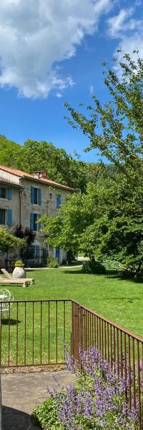 Nabat le Haut, chambre et table d'hotes，位于Courniou的酒店