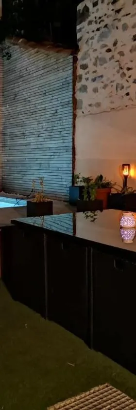 Chambre privée au pied des cevennes，位于洛代夫的酒店