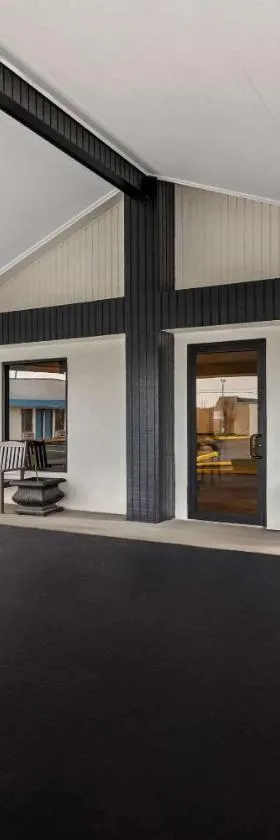 Rodeway Inn & Suites，位于布鲁克黑文的酒店