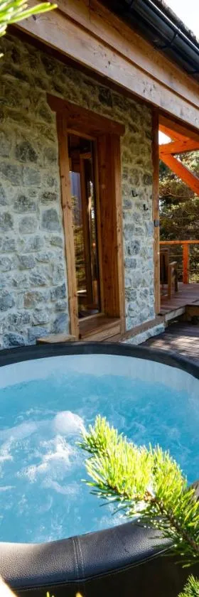 Les Chalets de Chanteloube "chalets insolites & spa"，位于绍尔日的酒店