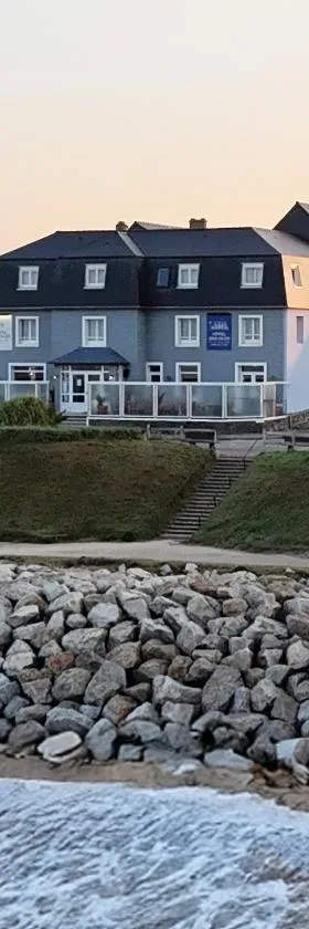 Hôtel des Isles，位于巴讷维尔-卡特里特的酒店