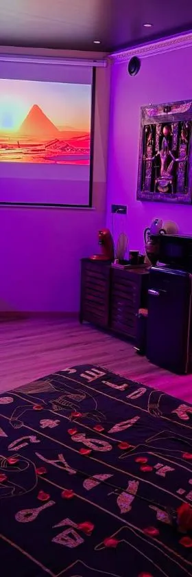Chambre SPA Toutankhamon，位于Solesmes的酒店