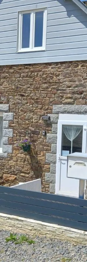Studio dans une longère en pierre à la campagne，位于Saint-Ovin的酒店