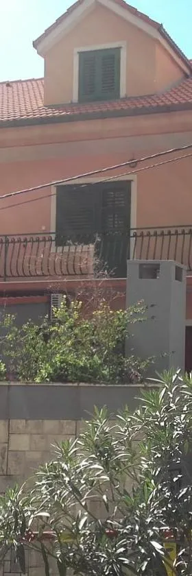 米兰达-克罗地亚公寓，位于奥米什的酒店