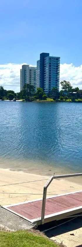 VILLA AQUILA - Mermaid Waters，位于黄金海岸的酒店