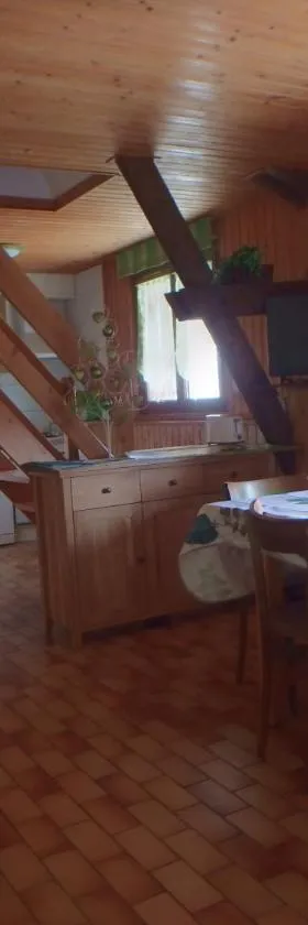 Les Logettes appartements dans ancienne ferme rénovée，位于莱鲁斯的酒店