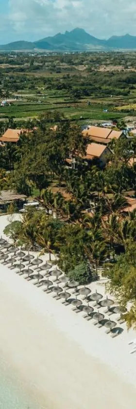 Crystals Beach Resort Belle Mare, a member of Radisson Individuals，位于贝尔马尔的酒店