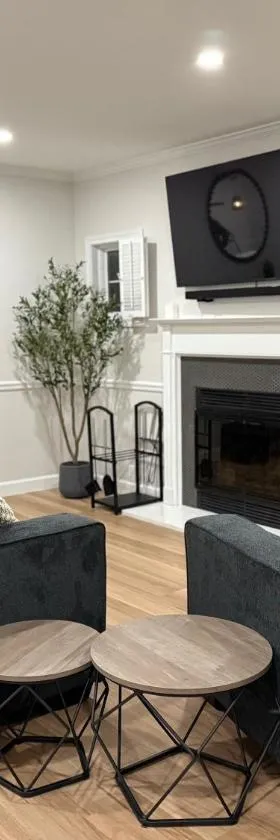 Newly Renovated Villa with King Bed and Amenities, 1 mile to Mohegan Sun，位于诺维奇的酒店
