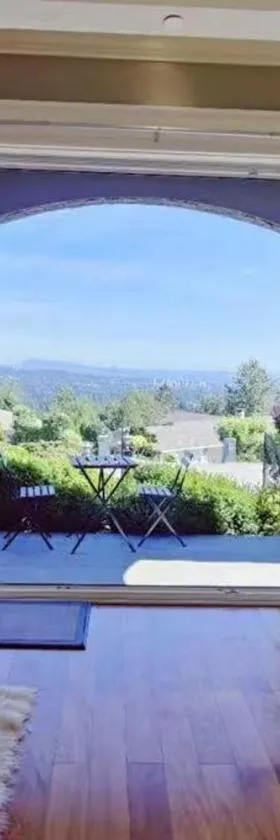 Stunning view in elegant 1 bedroom suite，位于西温哥华的酒店
