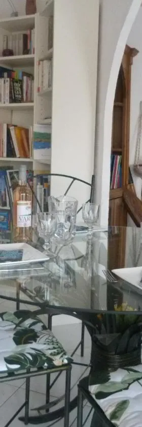 Au centre du Pradet et à 15 mn à pied des plages，位于勒普拉代的酒店