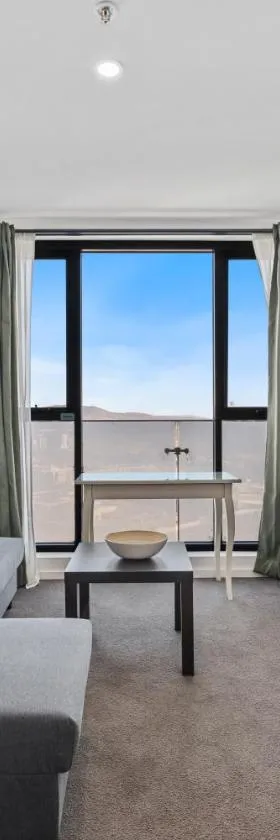 Pool, Gym & Panoramic Views，位于Harrison的酒店