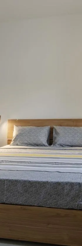 2 bedroom bright apartment，位于Gudja的酒店