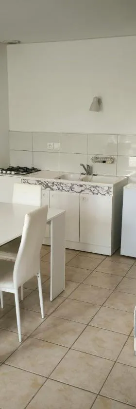 Appartement rez-de-chaussée calme，位于Neuilly-lʼÉvêque的酒店