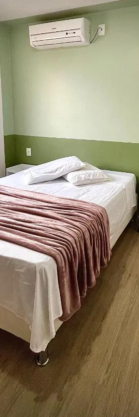 Ap de 2 quartos com AR, wifi e garagem - Bairro tranquilo，位于圣安热卢的酒店