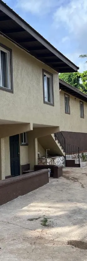 Cozy apartment，位于金斯敦的酒店