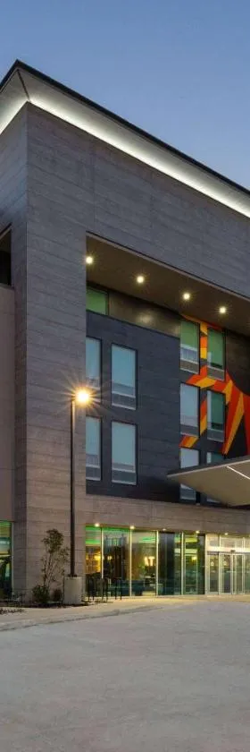 La Quinta Inn & Suites by Wyndham San Antonio at the RIM，位于圣安东尼奥的酒店