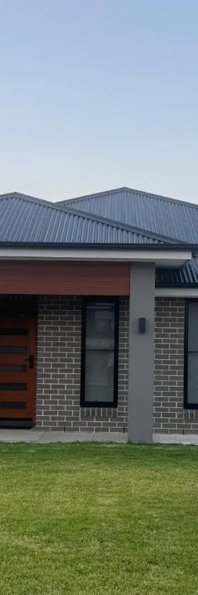 Entire 4 bedroom home on Connolly in Bathurst，位于Kelso的酒店